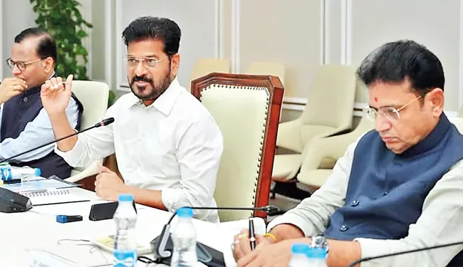 అమెరికా ప్రతినిధులతో సమావేశంలో ప్రసంగిస్తున్న ముఖ్యమంత్రి రేవంత్‌రెడ్డి;చిత్రంలో సీఎం సచివాలయ ముఖ్య సలహాదారు రామకృష్ణారావు, మంత్రి శ్రీధర్‌బాబు కూడా కనిపించారు