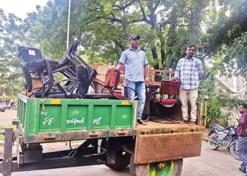 జగిత్యాల ఆర్డీవో కార్యాలయ సామగ్రిని స్థానిక సబ్‌కోర్టు గురువారం జప్తు చేసింది.