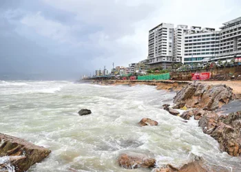 తుపాను “మొంథా”: కోస్తా తీరంలో తీవ్రమైన అలజడీ – రాష్ట్రం అప్రమత్తం