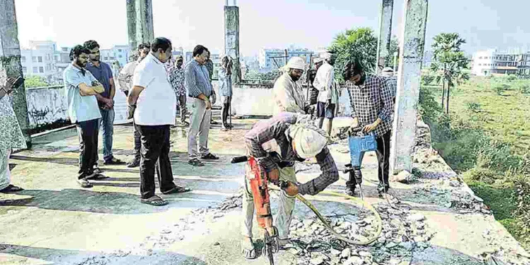 విశాఖలో వీఆర్ఓలపై దాడి – అక్రమ నిర్మాణాల తొలగింపులో ఉద్రిక్తత