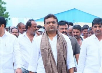 గుత్తికొండలో వైసీపీ నేత కాసు మహేష్రెడ్డికి మహిళా రైతు సమాధానం షాక్ ఇచ్చింది