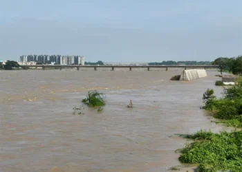 ఖమ్మంలో భారీ వర్షాలు – మున్నేరు ఉద్ధృతి తో కాలనీలు నీటమునిగిన దృశ్యం