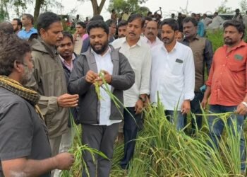 తుఫాన్ ప్రభావం: పెద్దాపురంలో ప్రజలను పరామర్శించిన ఎమ్మెల్యే మద్దిపాటి – సహాయం అందించడంలో ముందుండనున్నట్లు భరోసా