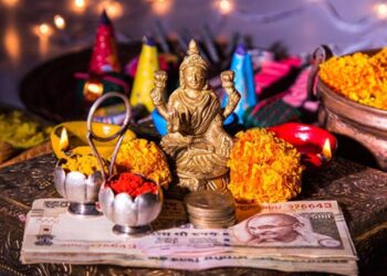 దీపావళి పూజా విధానం: సూర్యోదయం నుండి సాయంత్రం వరకు ఆచరించాల్సిన సంప్రదాయాలు