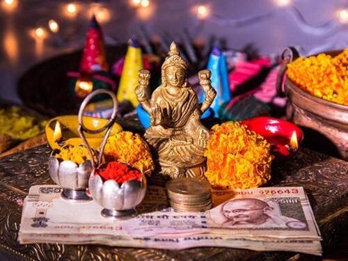 దీపావళి పూజా విధానం: సూర్యోదయం నుండి సాయంత్రం వరకు ఆచరించాల్సిన సంప్రదాయాలు