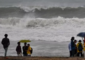 మొంథా తుపాను తీవ్రత పెరిగింది: పలు జిల్లాలకు ఫ్లాష్‌ ఫ్లడ్స్‌ హెచ్చరికలు జారీ