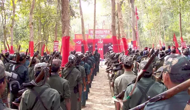 మావోయిస్టు పార్టీకి షాక్:పార్టీ కీలక నేత బండి ప్రకాశ్‌ పోలీసుల వద్ద లొంగిపోయారు