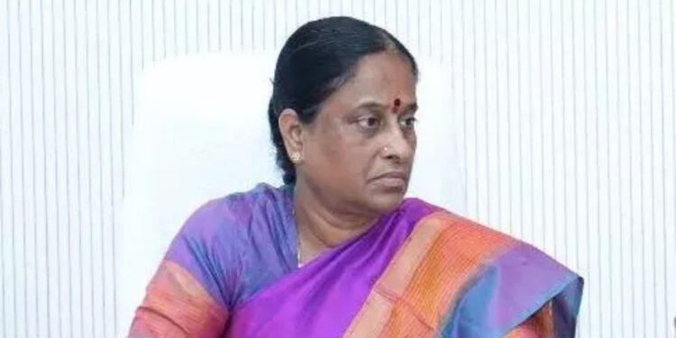 konda surekha sudden press meet and high tension at home