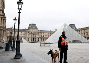 పారిస్ లూవ్రే మ్యూజియంలో రూ.895 కోట్ల విలువైన ఆభరణాల చోరీ — పింక్ పాంథర్స్ ముఠా