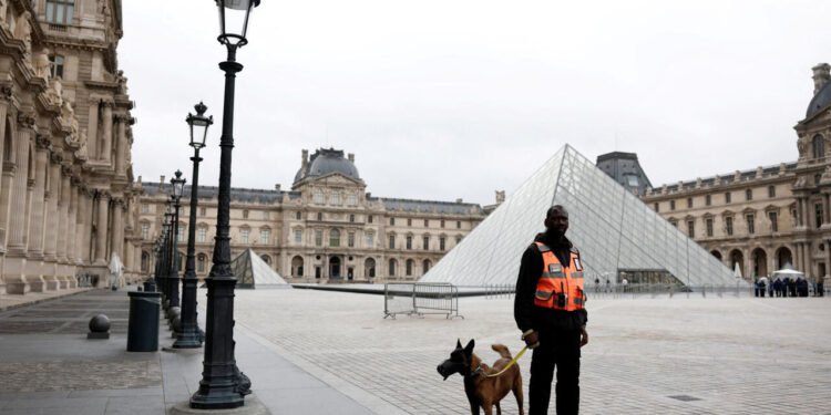 పారిస్ లూవ్రే మ్యూజియంలో రూ.895 కోట్ల విలువైన ఆభరణాల చోరీ — పింక్ పాంథర్స్ ముఠా