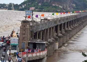 ప్రకాశం బ్యారేజీకి భారీ వరద ప్రవాహం – కృష్ణా పరివాహక ప్రజలకు హెచ్చరిక