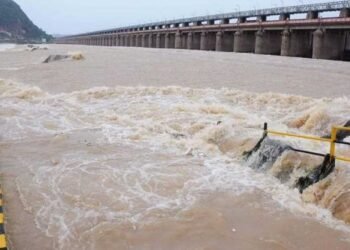 కృష్ణానదిలో పెరుగుతున్న వరద ఉధృతి – ప్రకాశం బ్యారేజీ వద్ద తొలి ప్రమాద హెచ్చరిక
