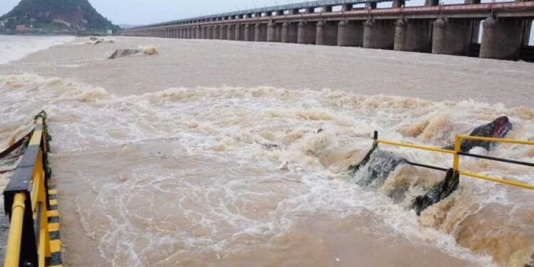 కృష్ణానదిలో పెరుగుతున్న వరద ఉధృతి – ప్రకాశం బ్యారేజీ వద్ద తొలి ప్రమాద హెచ్చరిక