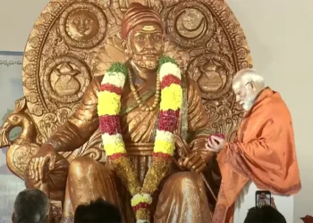 pm modi visits chatrapathi shivaji maharaj darbar hall and offers prayers