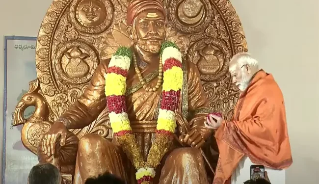 pm modi visits chatrapathi shivaji maharaj darbar hall and offers prayers