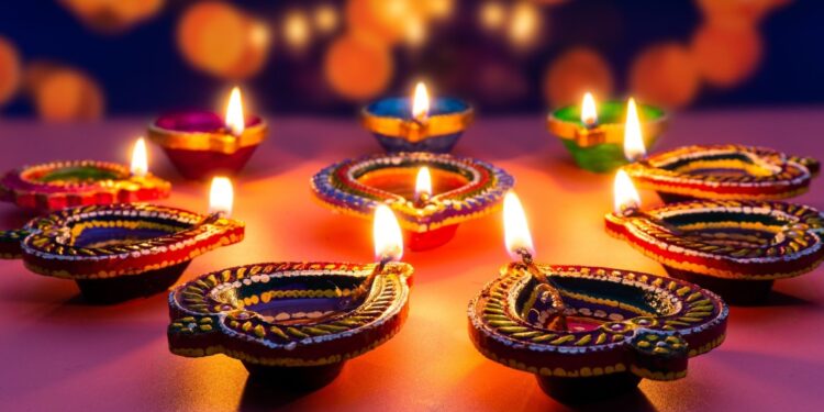 దీపావళి రోజున వెలిగించాల్సిన 8 పవిత్ర దీపస్థానాలు
