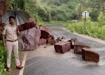 శ్రీశైలం ఘాట్ రోడ్: కొండచరియలు రోడ్డుపై పడటంతో వాహనాల రాకపోకలు నిలిచివేత