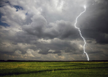 గుంటూరు జిల్లా పొన్నూరులో పిడుగుపాటు: రెండు మహిళల మృతి, ఒకరు గాయపడ్డారు