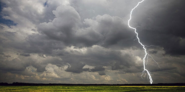 గుంటూరు జిల్లా పొన్నూరులో పిడుగుపాటు: రెండు మహిళల మృతి, ఒకరు గాయపడ్డారు