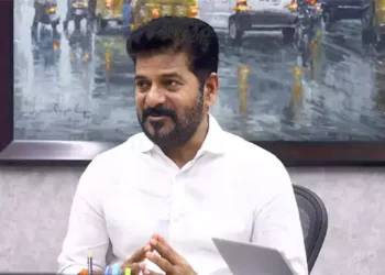 మొంథా తుపాను హెచ్చరిక: ప్రాణ, ఆస్తి నష్టం నివారించేందుకు రేవంత్‌ రెడ్డి ఆదేశాలు