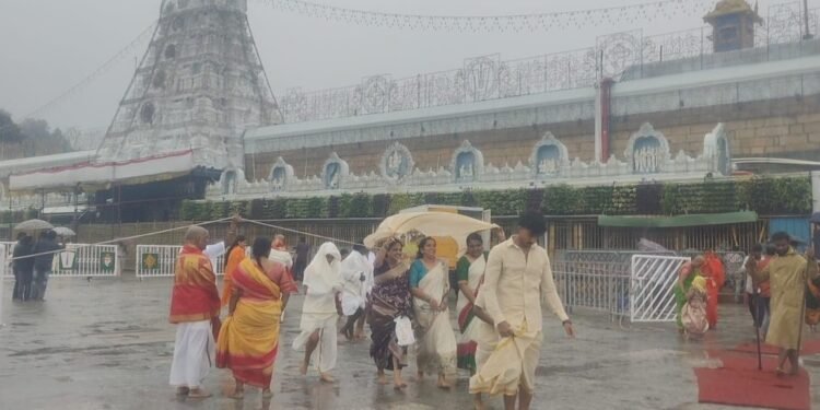 తిరుమలలో కుండపోత: భారీ వర్షంతో భక్తులకు కష్టాలు