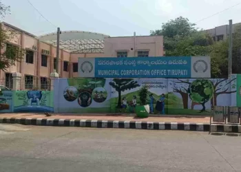 తిరుపతి కౌన్సిల్ సమావేశంలో గందరగోళం: కార్పొరేటర్లపై దాడి