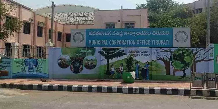 తిరుపతి కౌన్సిల్ సమావేశంలో గందరగోళం: కార్పొరేటర్లపై దాడి