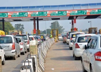 టోల్‌ వాహనాల కోసం ఫ్రీ పాస్‌, సిబ్బందికి మాత్రం బోనస్‌ లేదు