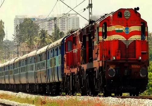 తుపాను “మొంథా” ప్రభావం: 107 రైళ్లు రద్దు.. హెల్ప్డెస్క్ నంబర్లు విడుదల