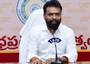 వైసీపీ నేతలతో మంత్రి వాసంశెట్టి సుభాష్ సాన్నిహిత్యం – టీడీపీ శ్రేణుల్లో తీవ్ర చర్చ