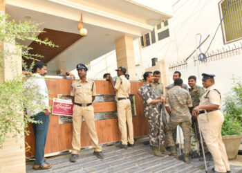 హైదరాబాద్‌లో BRS నేతల నివాసాలలో దాడులు.