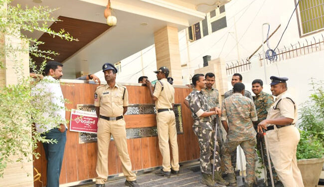 హైదరాబాద్‌లో BRS నేతల నివాసాలలో దాడులు.