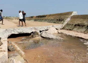 ఇసుక అక్రమ రవాణా కోసం చెక్‌డ్యామ్‌ను కూల్చిన దుండగులు