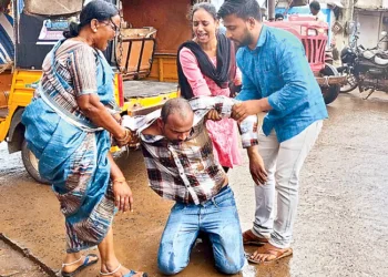ప్రేయసి కోసం ఆత్మహత్యాయత్నం.. ఆసుపత్రికి తీసుకెళ్లిన భార్య