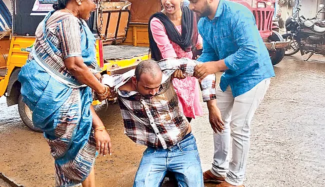 ప్రేయసి కోసం ఆత్మహత్యాయత్నం.. ఆసుపత్రికి తీసుకెళ్లిన భార్య