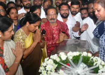 అందె శ్రీ కన్నుమూత: ప్రముఖులు ఆయనకు నివాళులు అర్పించారు