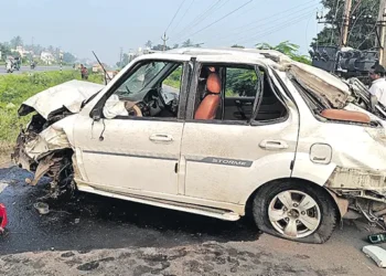 జాతీయ రహదారి నుంచి సర్వీసు రోడ్డుపైకి కారు తవ్వక: నలుగురు యువకులు మృతి