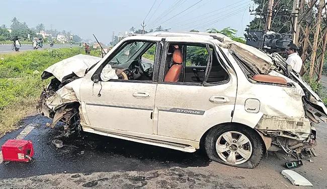 జాతీయ రహదారి నుంచి సర్వీసు రోడ్డుపైకి కారు తవ్వక: నలుగురు యువకులు మృతి