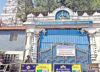 వేములవాడ: రాజన్న ఆలయంలో దర్శనాలు నిలిపివేశారు