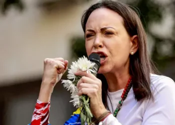 అవార్డు తీసుకుంటే నేరమంటూ నోబెల్‌ గ్రహీతపై వివాదం!