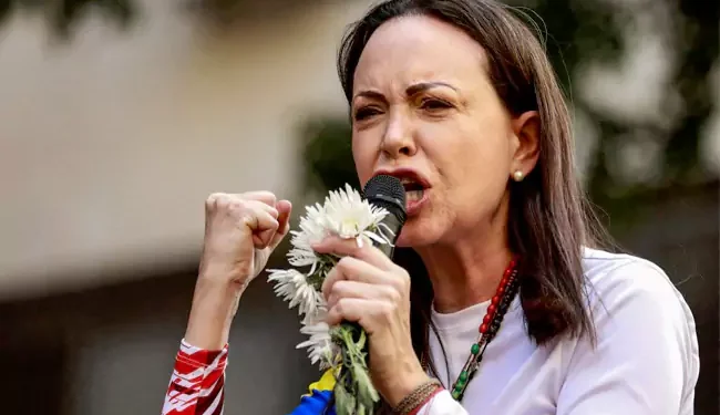 అవార్డు తీసుకుంటే నేరమంటూ నోబెల్‌ గ్రహీతపై వివాదం!