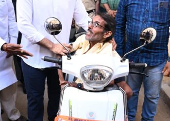 నారా లోకేష్ సహకారంతో మండపేట నియోజకవర్గం, చెన్నూరుకు చెందిన దివ్యాంగుడు మెర్ల వెంకటేశ్వరరావుకు ట్రై స్కూటీ లభించింది.