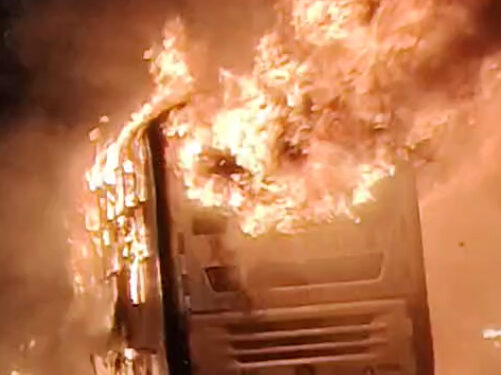 అగ్నిప్రమాదం: హైదరాబాద్‌–విజయవాడ జాతీయ రహదారిపై బస్సు పూర్తిగా మంటల్లో కాలిపోయింది.