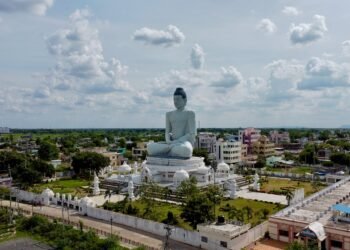 అమరావతి: నకిలీ మద్యం కేసు విచారణను సీబీఐకి అప్పగించాలని జోగి రమేష్ హైకోర్టులో పిటిషన్ దాఖలు చేశారు.