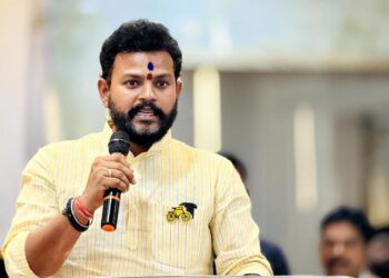 దేశంలోని పలు విమానాశ్రయాల్లో తలెత్తిన సాంకేతిక సమస్యలపై మంత్రి రామ్మోహన్‌నాయుడు సమీక్ష నిర్వహించారు.