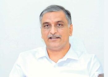 "సీసీఐ తుగ్లక్ నిర్ణయాలే పత్తి రైతుల్ని ఇబ్బందుల్లోకి నెట్టాయి," అని హరీశ్‌రావు అన్నారు.