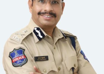 క్రికెటర్లు సురేశ్‌ రైనా, శిఖర్‌ ధావన్‌పై సీపీ సజ్జనార్‌ కోపం వ్యక్తం చేశారు.