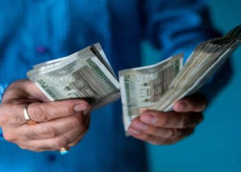 నోట్లూ చెల్లడం మానేస్తున్నాయి