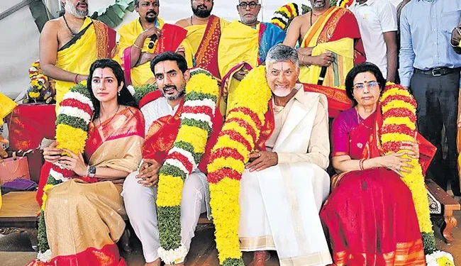 సీఎం చంద్రబాబు నివాసంలో కార్తీక పూజలు నిర్వహించారు.