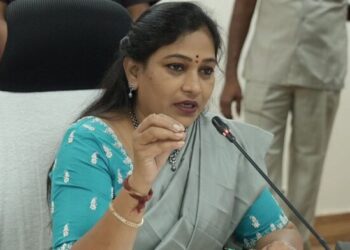 క్రేన్‌ కూలి టీచర్‌ మృతి… హోంమంత్రి అనిత ఆవేదన వ్యక్తం చేశారు